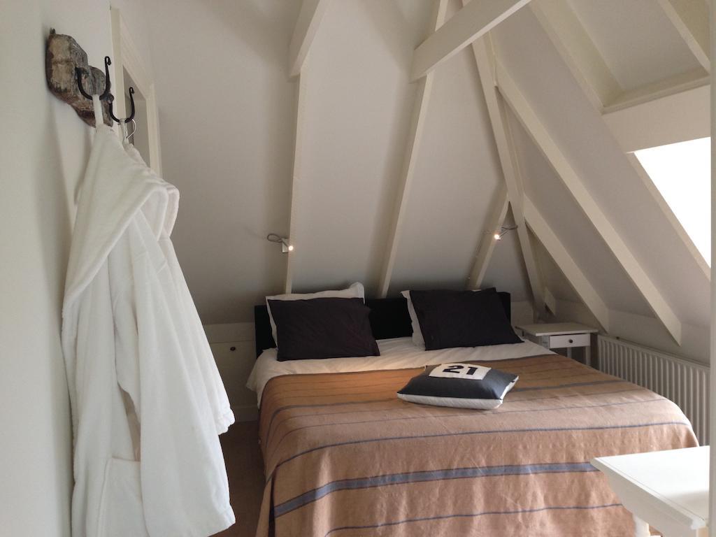 Room One-Twenty-One Naarden Bilik gambar